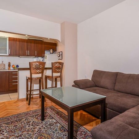 Comfortable One Bedroom Apartment In A Lively Area | Zona B5 | Russian Square Sofya Dış mekan fotoğraf
