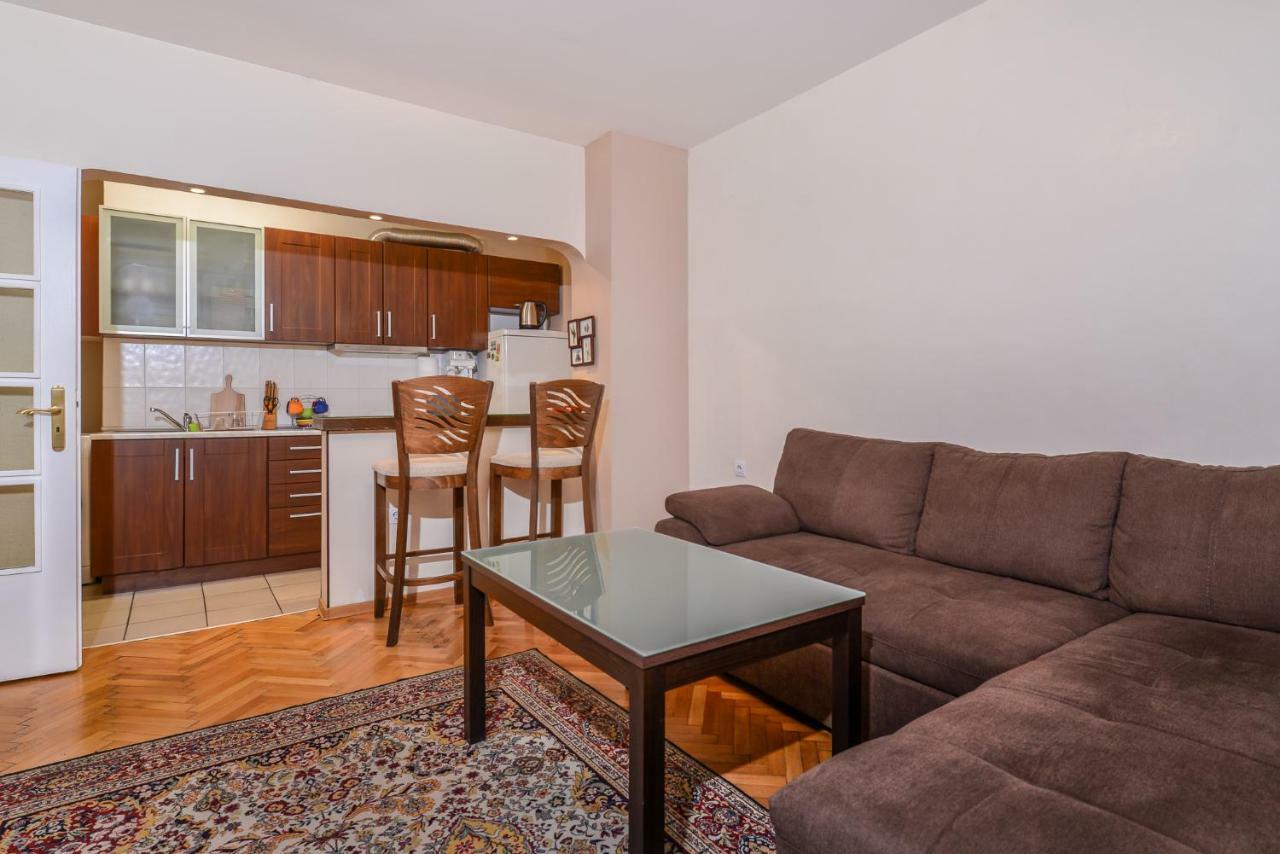 Comfortable One Bedroom Apartment In A Lively Area | Zona B5 | Russian Square Sofya Dış mekan fotoğraf
