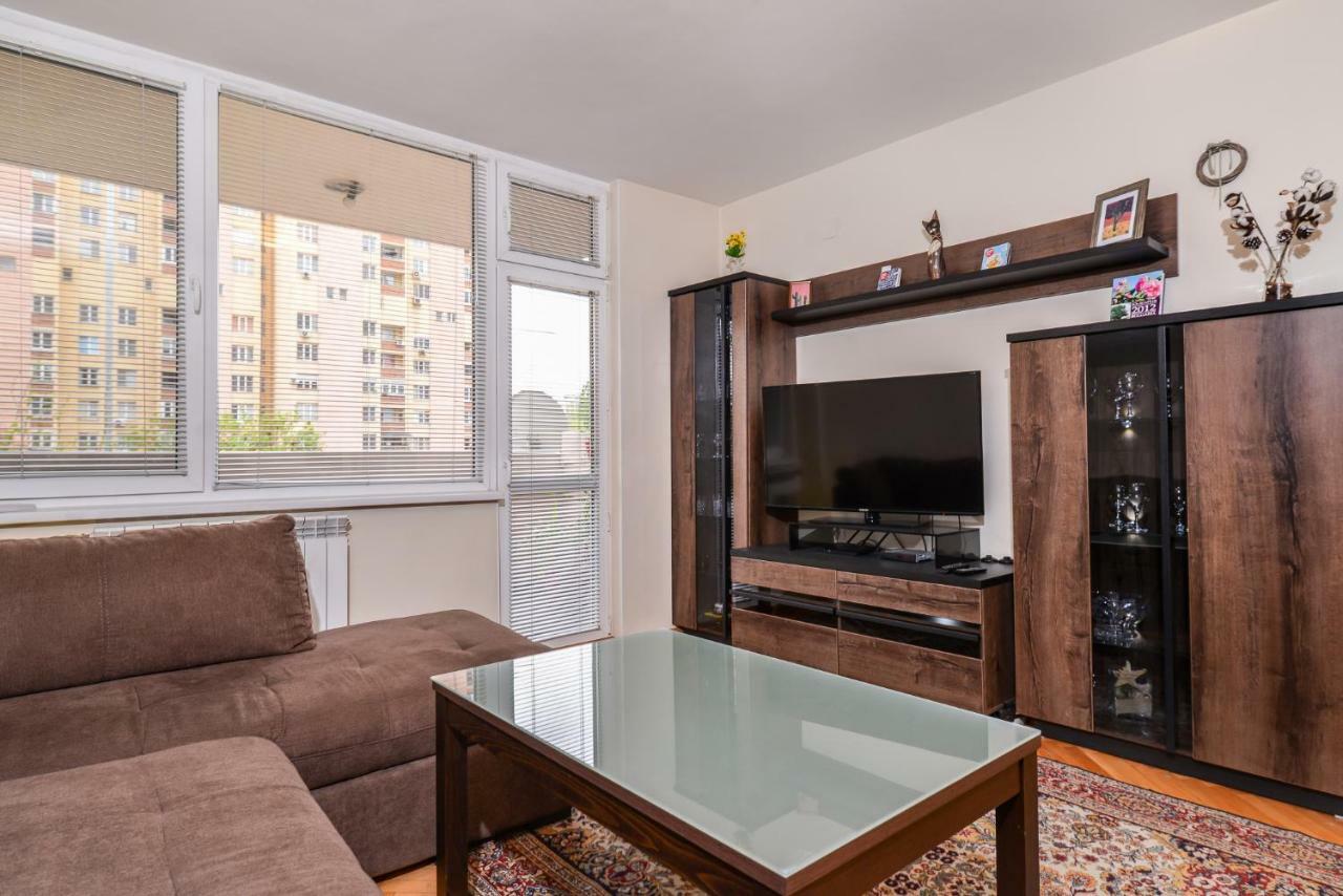 Comfortable One Bedroom Apartment In A Lively Area | Zona B5 | Russian Square Sofya Dış mekan fotoğraf